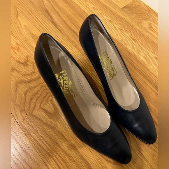 Vintage ferragamo heels in really great used condition! - Picture 3 of 8
